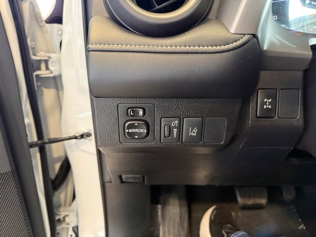 Toyota RAV4 Vehicle Full-screen Gallery Image 19