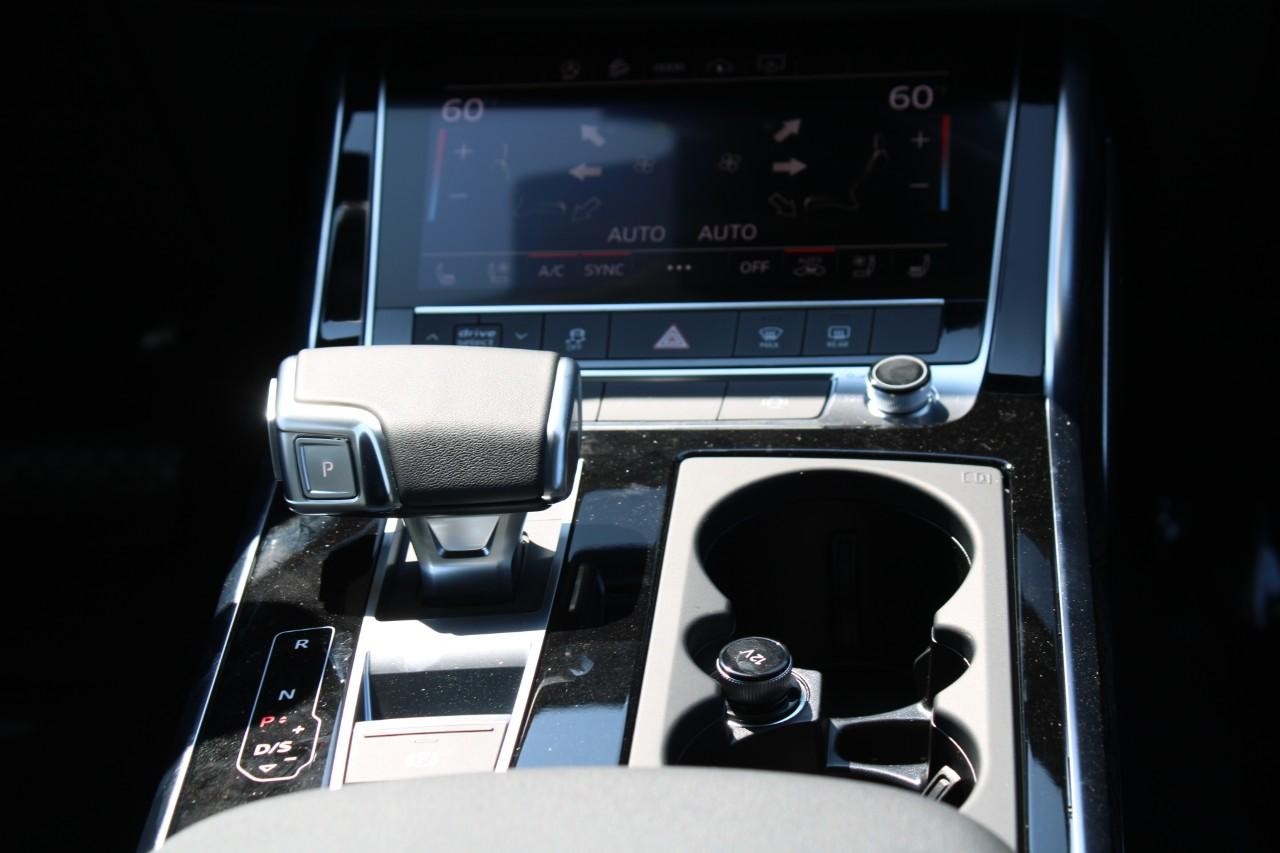 Audi Q8 Vehicle Full-screen Gallery Image 17