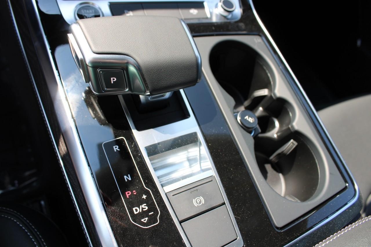 Audi Q8 Vehicle Full-screen Gallery Image 25