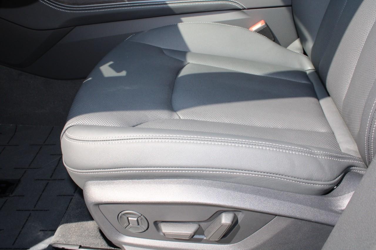 Audi Q8 Vehicle Full-screen Gallery Image 31