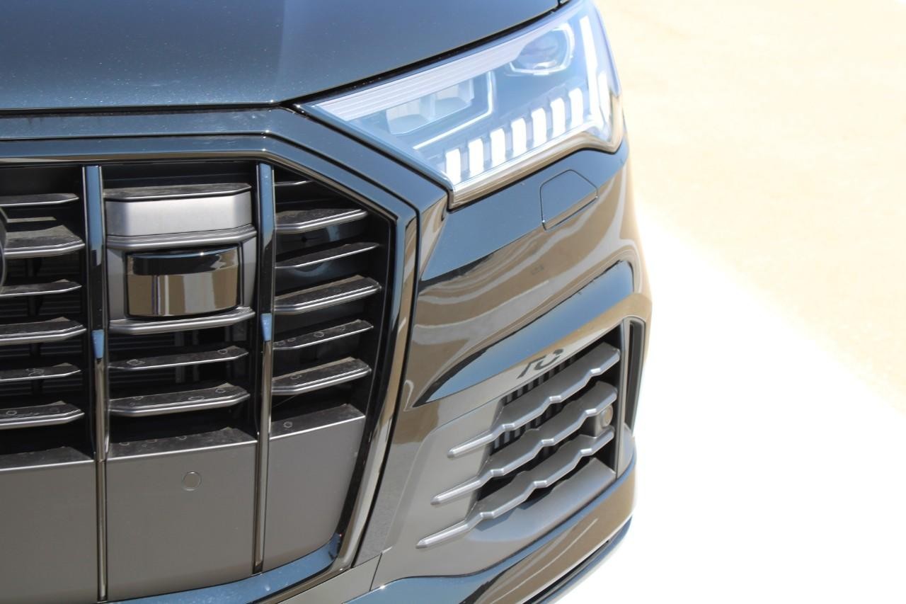 Audi Q7 Vehicle Full-screen Gallery Image 9