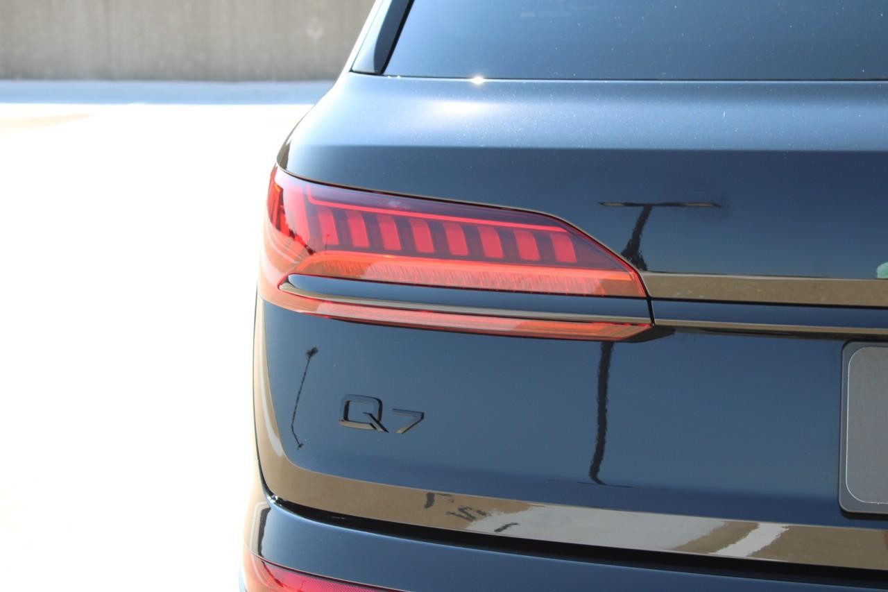 Audi Q7 Vehicle Full-screen Gallery Image 11