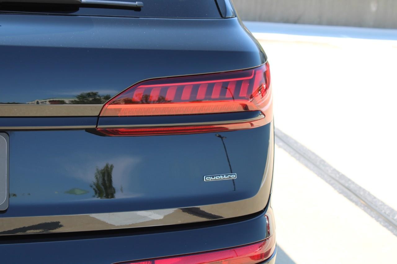 Audi Q7 Vehicle Full-screen Gallery Image 12