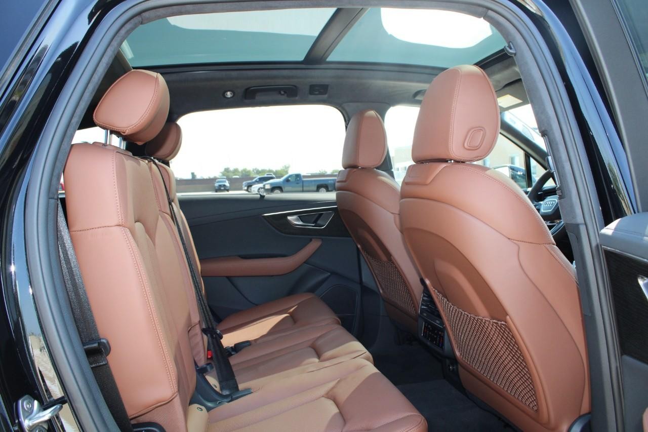 Audi Q7 Vehicle Full-screen Gallery Image 13