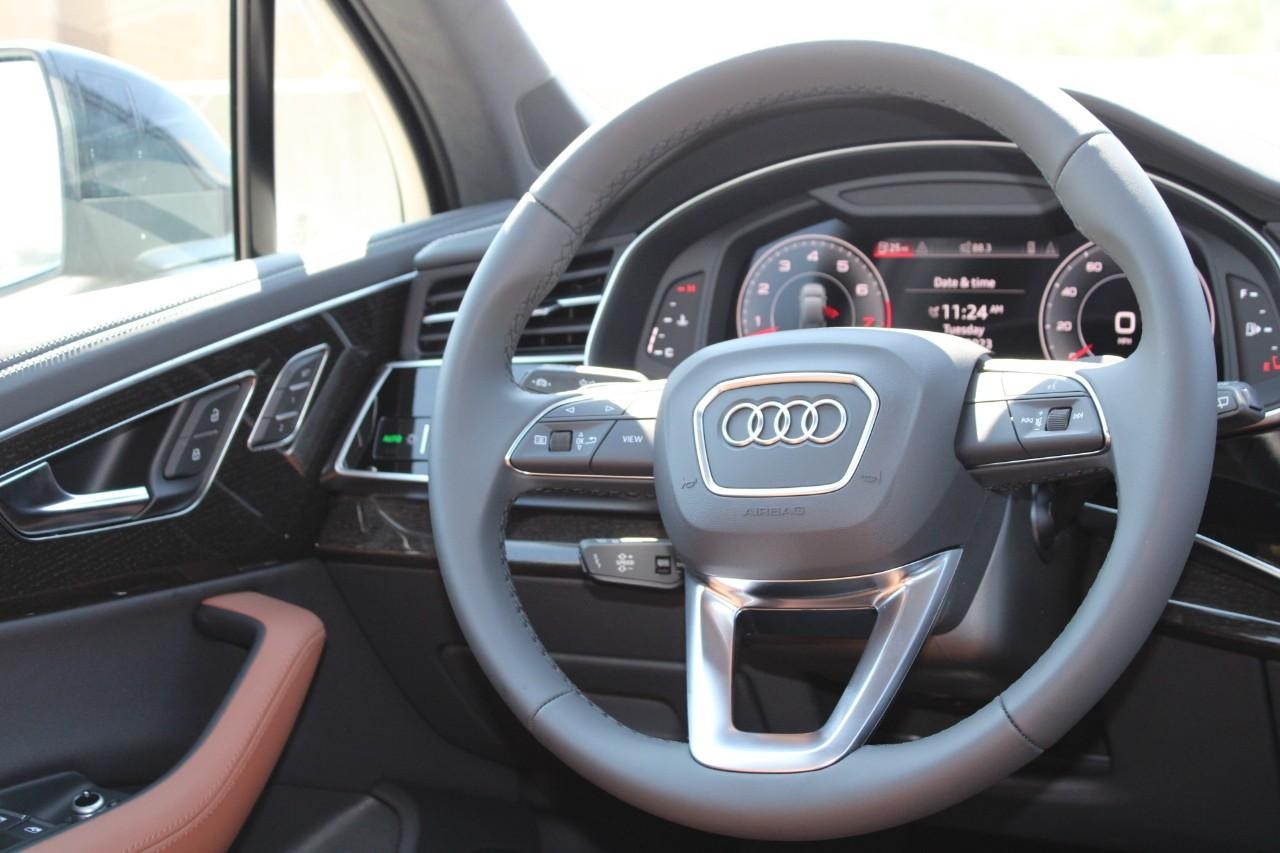 Audi Q7 Vehicle Full-screen Gallery Image 15