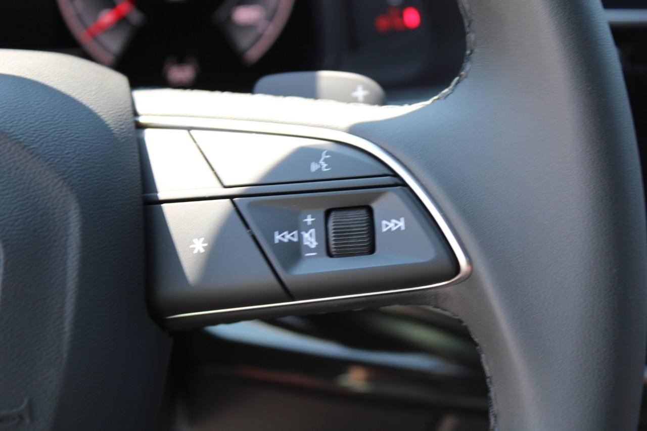 Audi Q7 Vehicle Full-screen Gallery Image 21