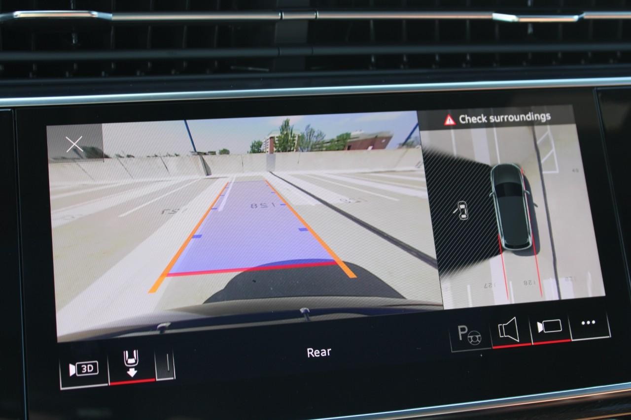 Audi Q7 Vehicle Full-screen Gallery Image 24