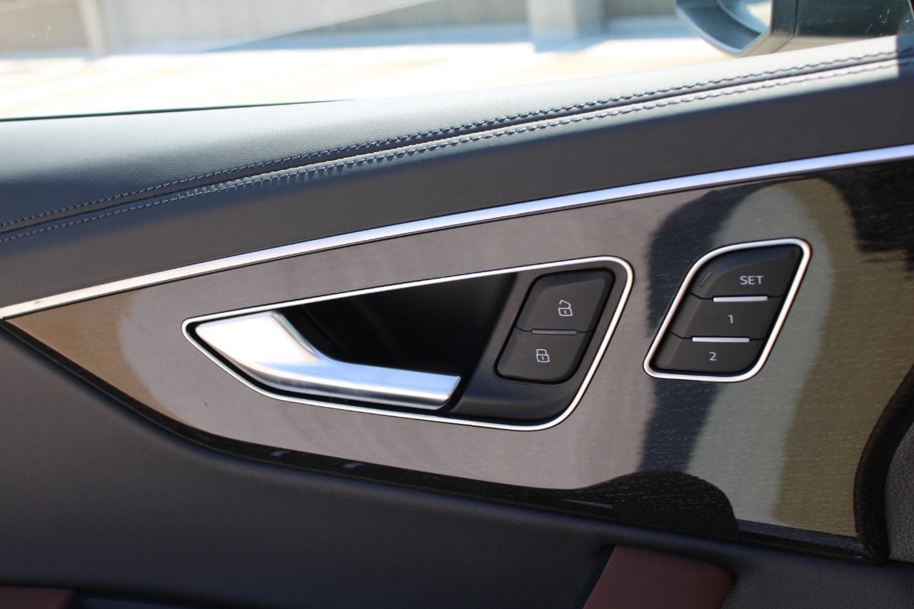 Audi Q7 Vehicle Full-screen Gallery Image 27