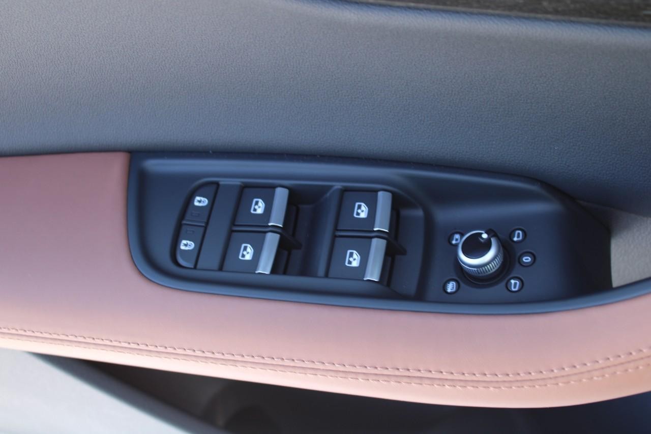 Audi Q7 Vehicle Full-screen Gallery Image 28