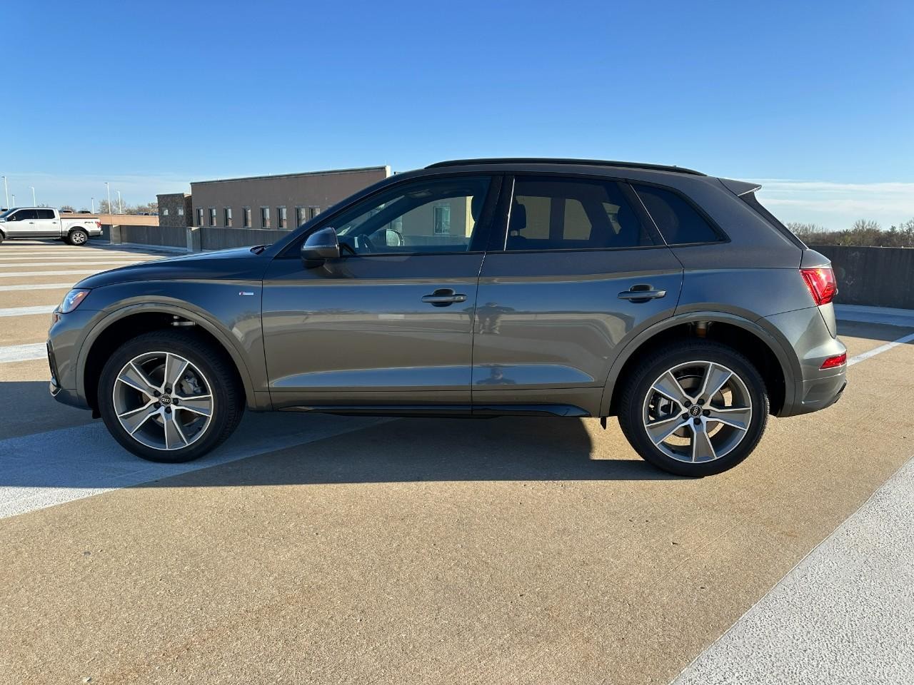 Audi Q5 Vehicle Full-screen Gallery Image 2