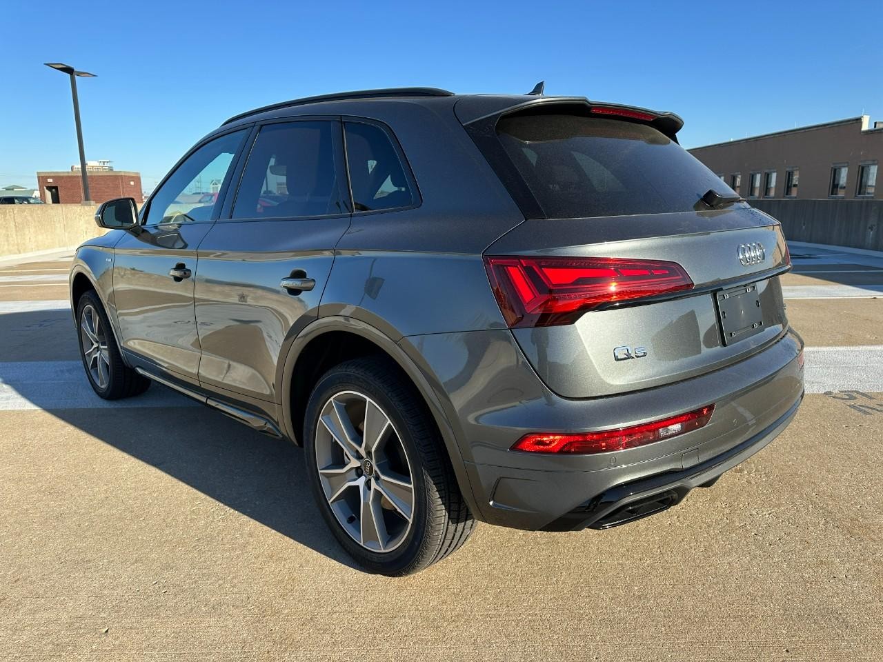Audi Q5 Vehicle Full-screen Gallery Image 3