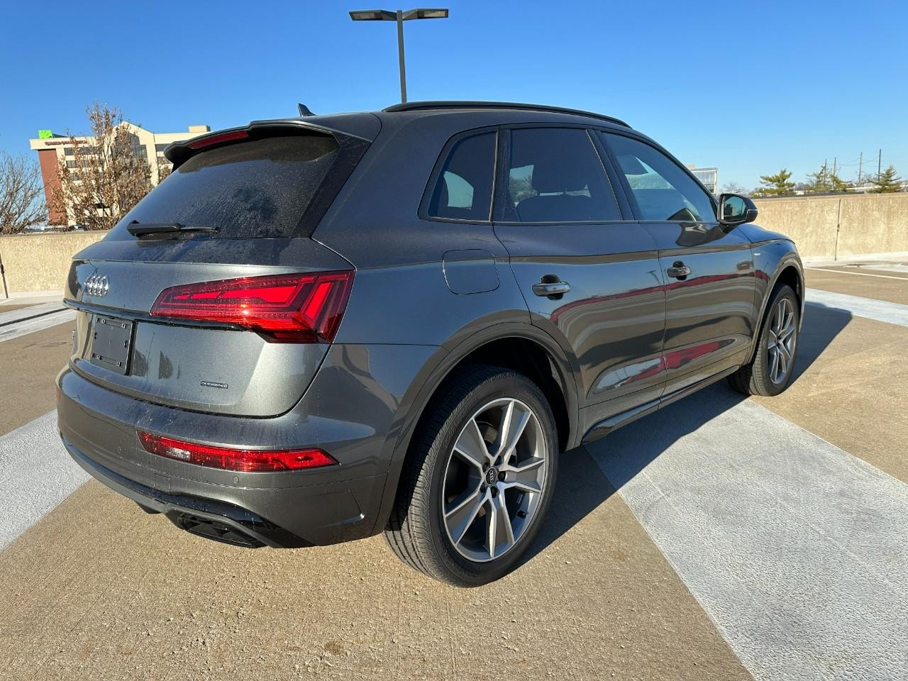 Audi Q5 Vehicle Full-screen Gallery Image 6
