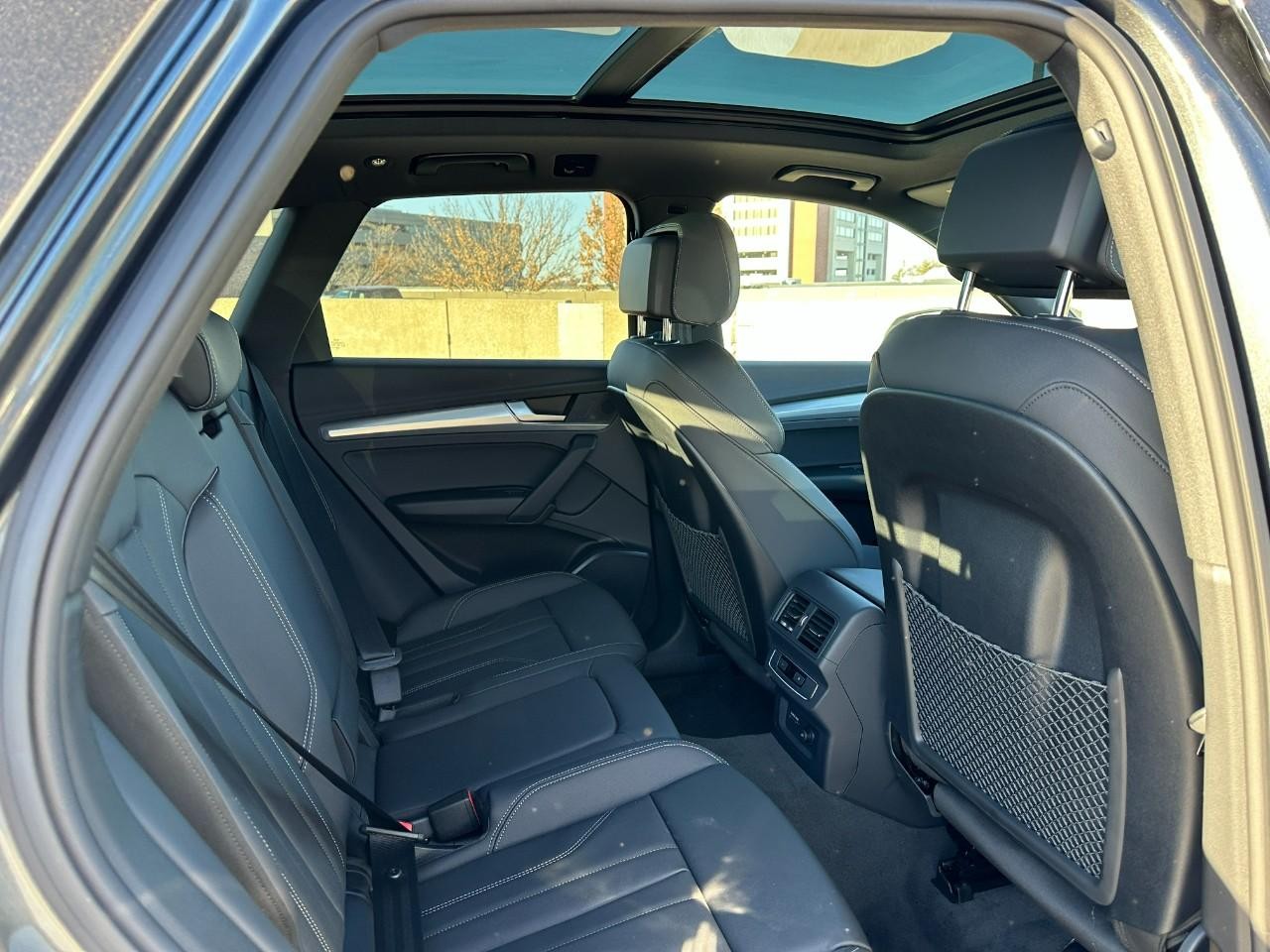 Audi Q5 Vehicle Full-screen Gallery Image 9