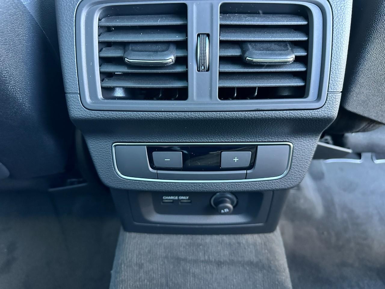 Audi Q5 Vehicle Full-screen Gallery Image 10