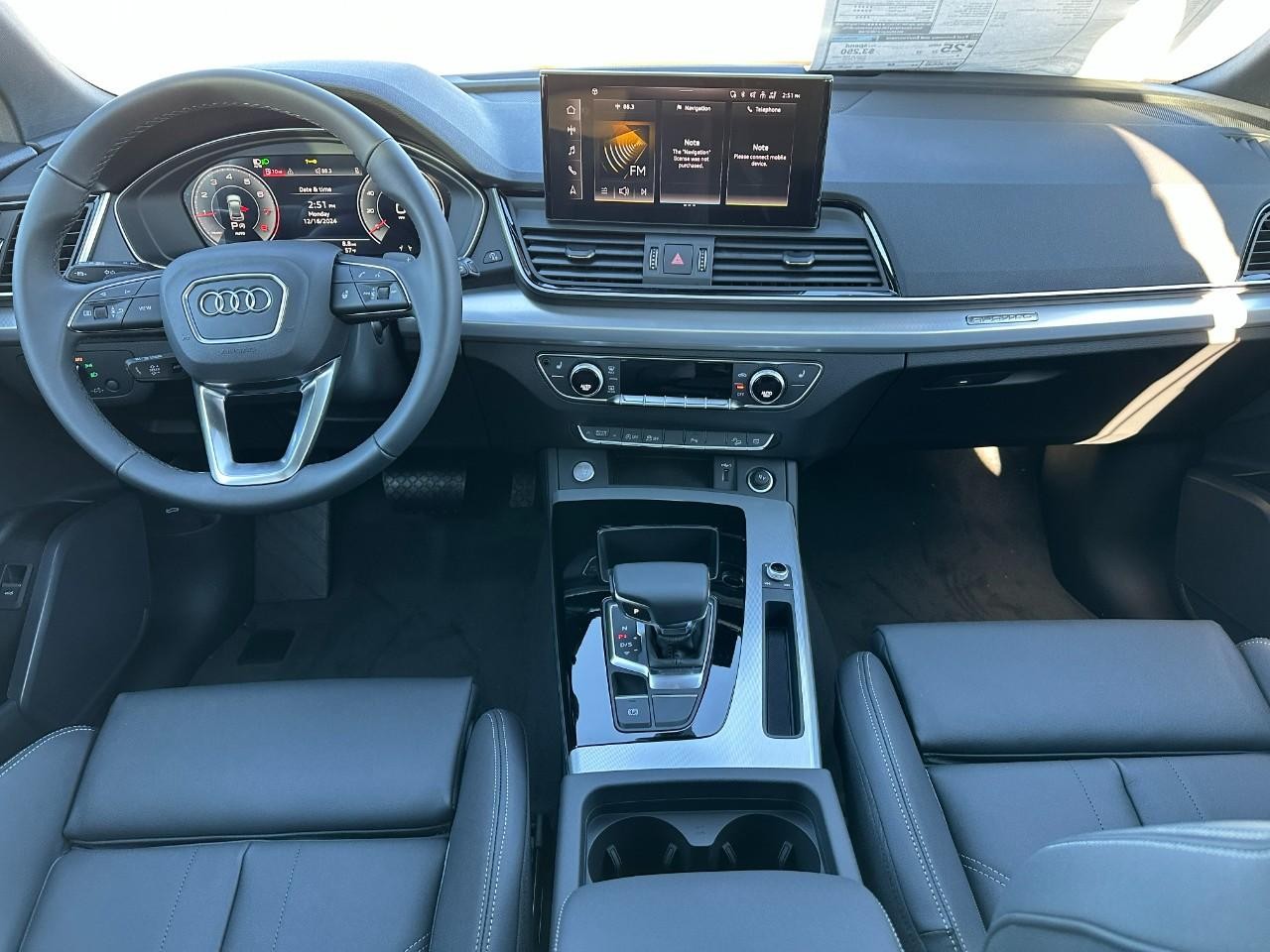 Audi Q5 Vehicle Full-screen Gallery Image 12