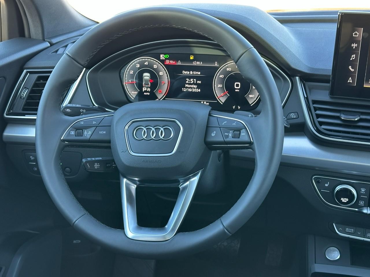 Audi Q5 Vehicle Full-screen Gallery Image 13