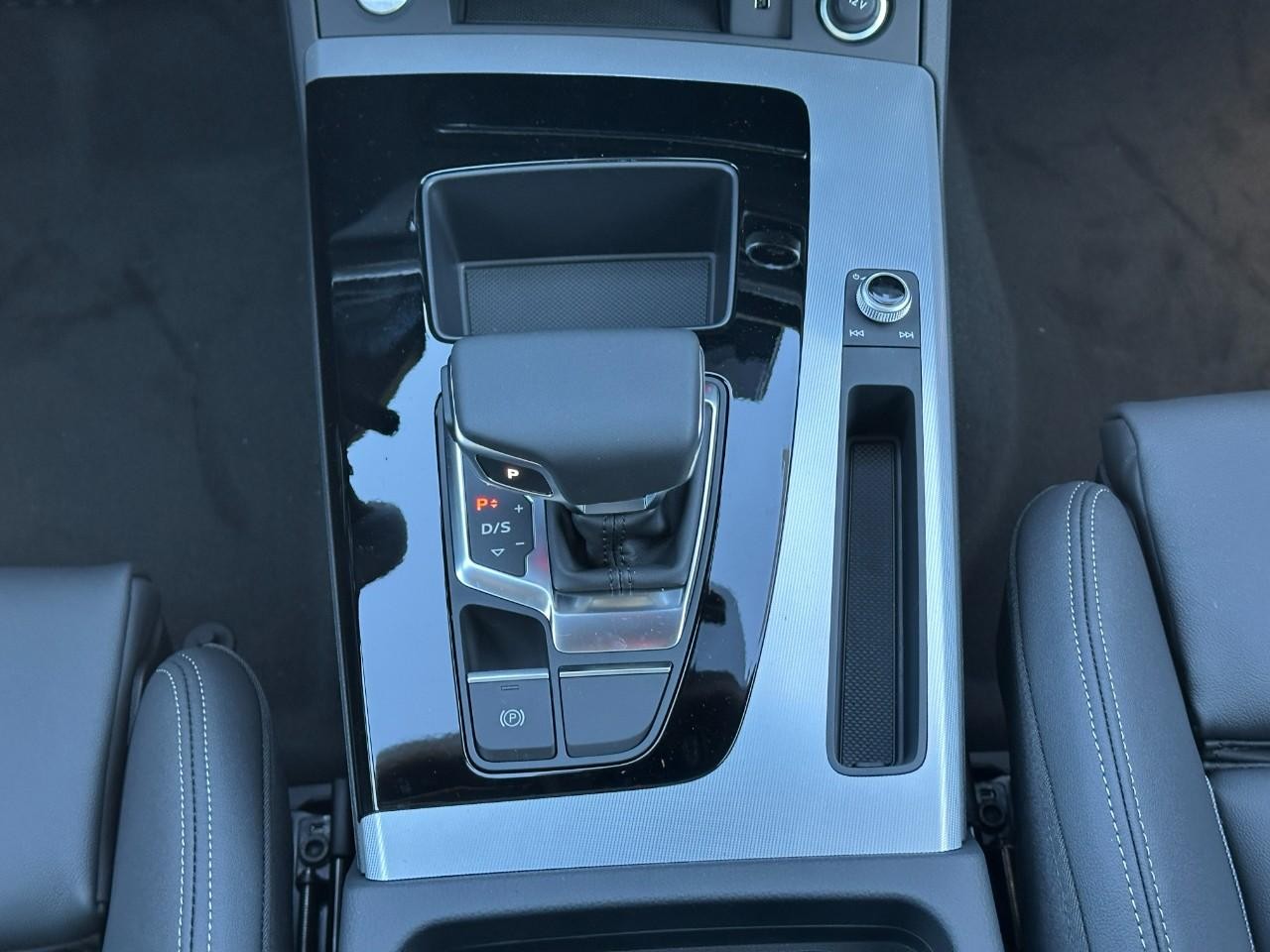 Audi Q5 Vehicle Full-screen Gallery Image 16