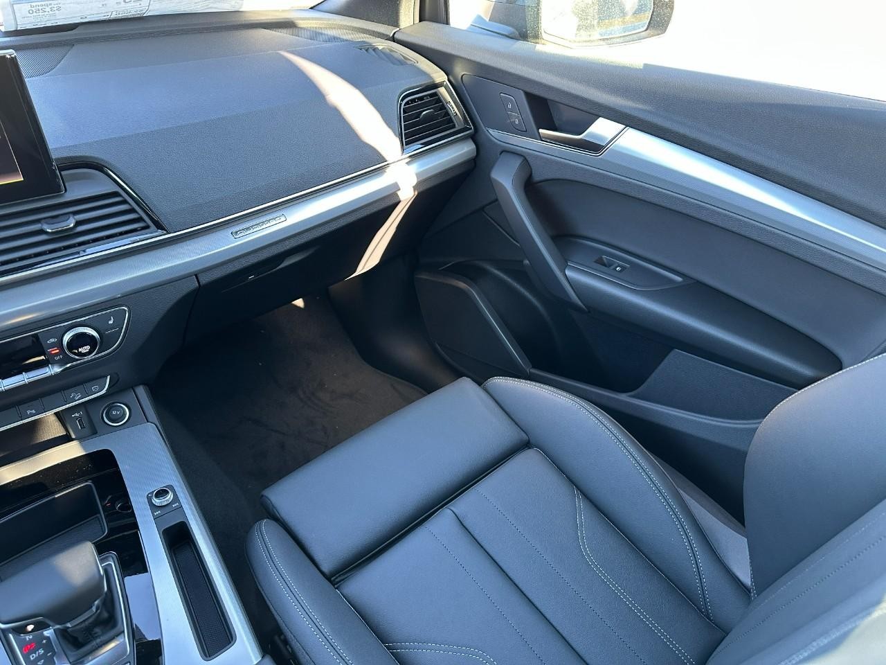 Audi Q5 Vehicle Full-screen Gallery Image 17