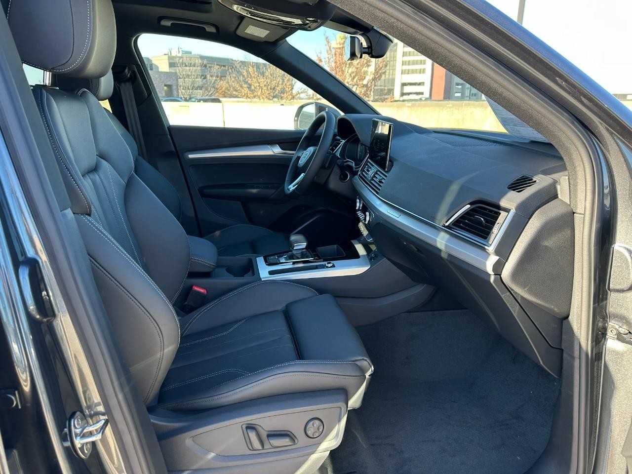 Audi Q5 Vehicle Full-screen Gallery Image 18