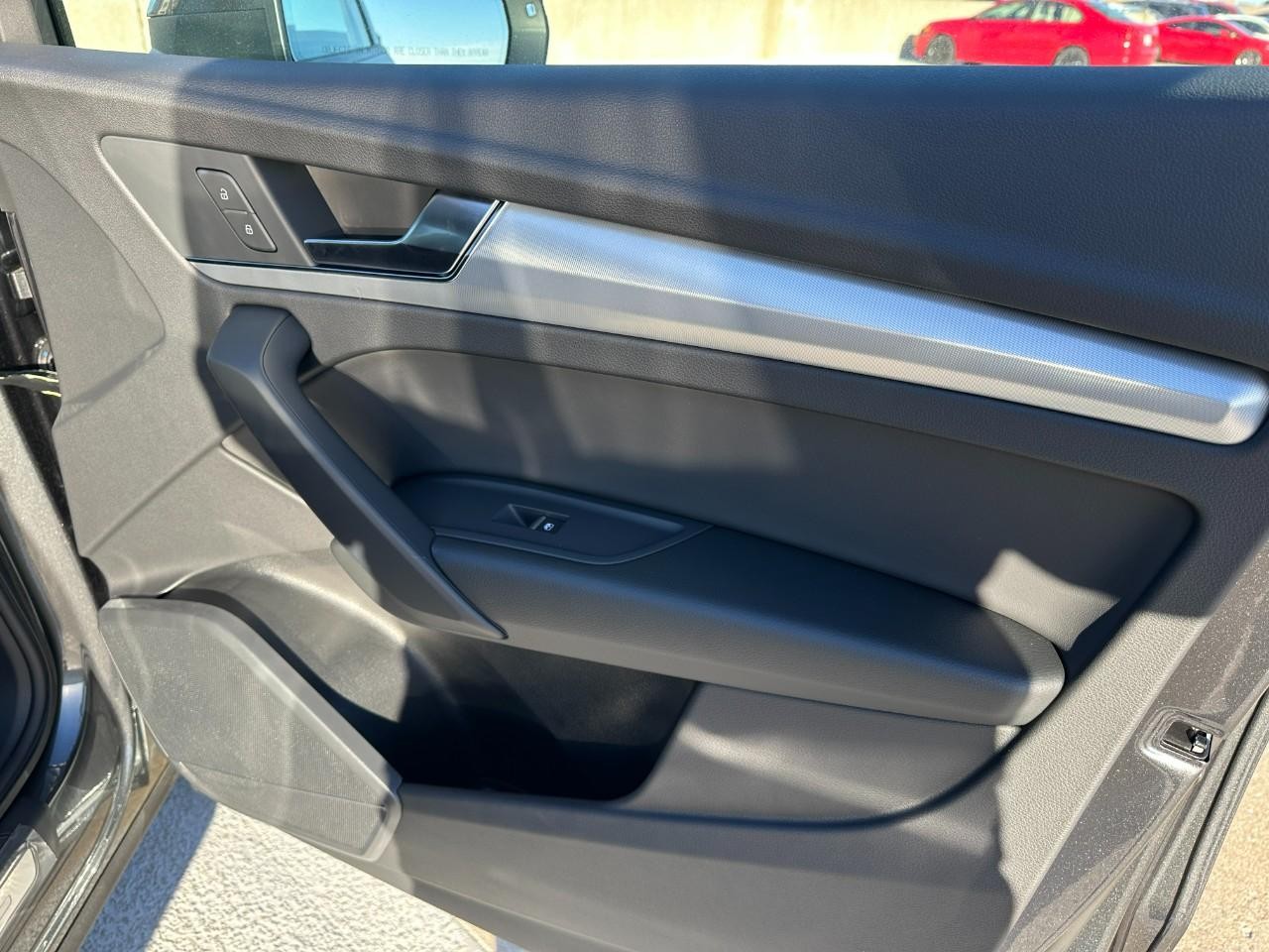 Audi Q5 Vehicle Full-screen Gallery Image 19