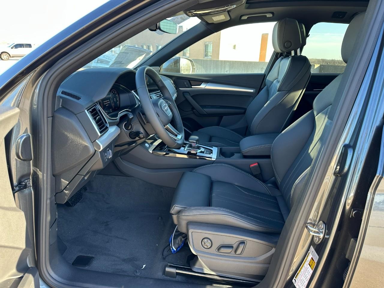 Audi Q5 Vehicle Full-screen Gallery Image 20