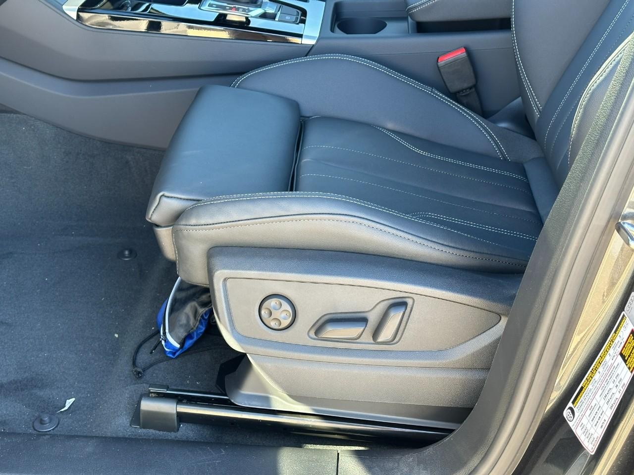 Audi Q5 Vehicle Full-screen Gallery Image 21