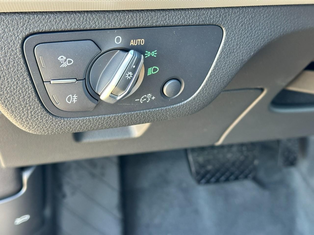 Audi Q5 Vehicle Full-screen Gallery Image 24