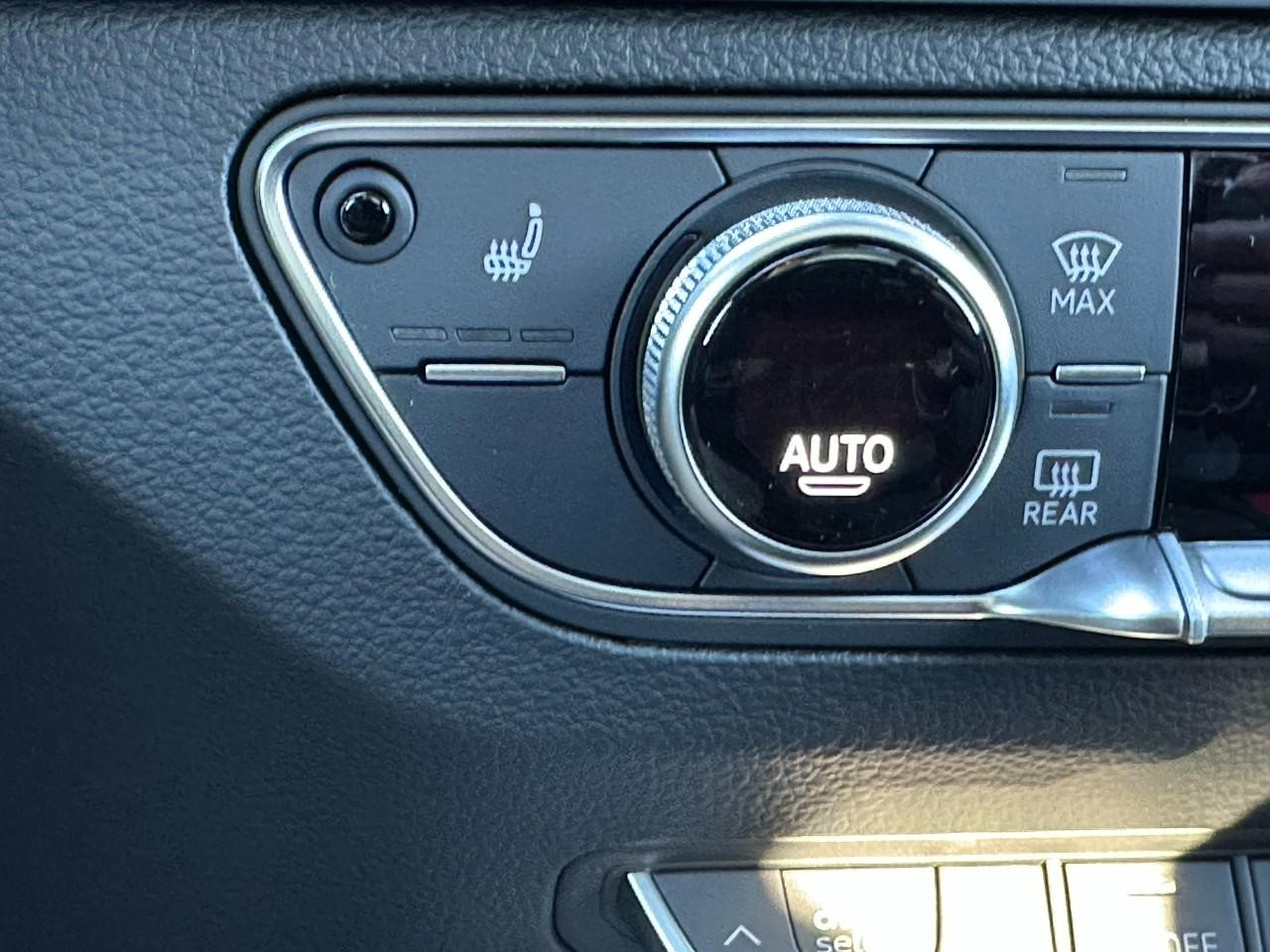 Audi Q5 Vehicle Full-screen Gallery Image 28