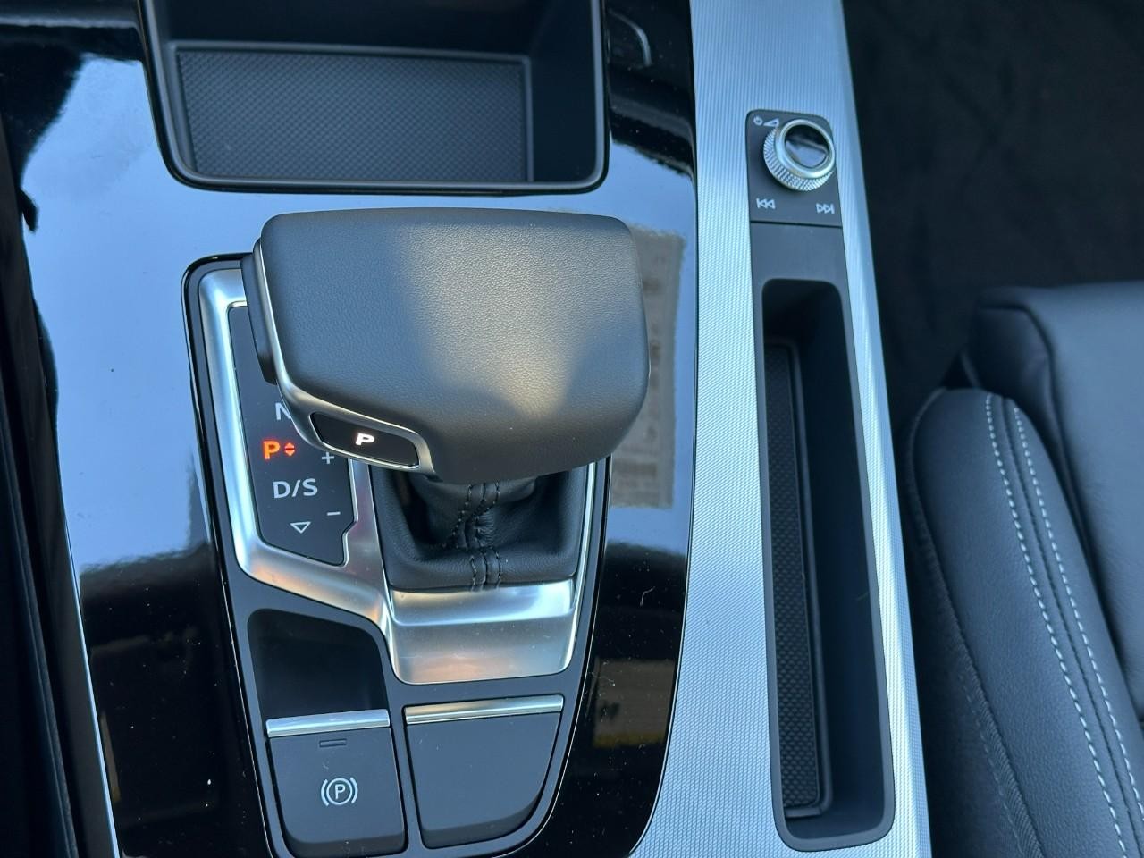 Audi Q5 Vehicle Full-screen Gallery Image 31