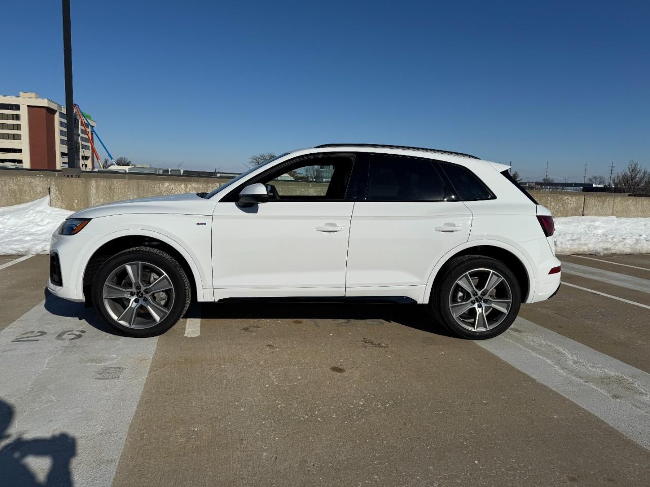 Audi Q5 Vehicle Full-screen Gallery Image 02