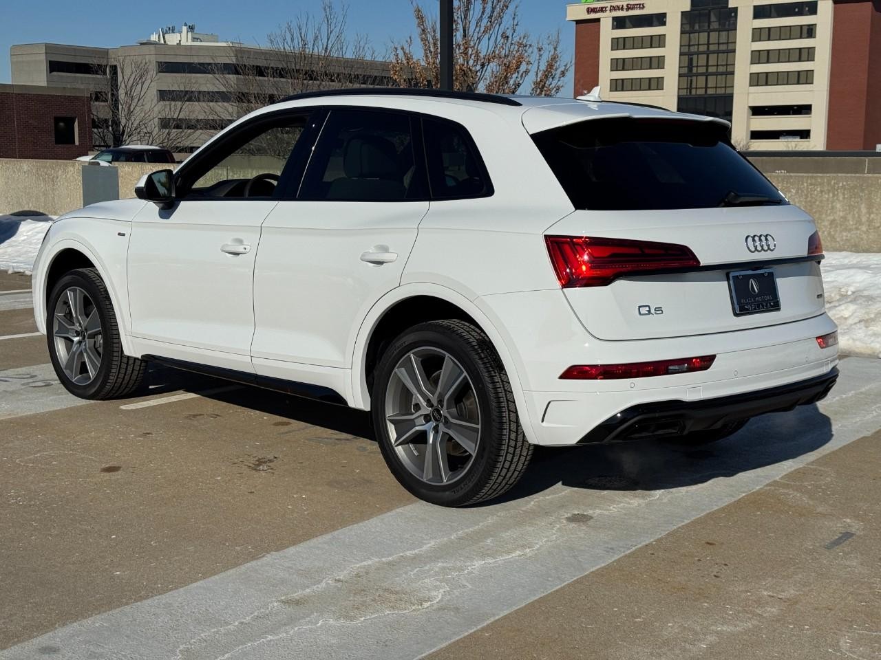 Audi Q5 Vehicle Full-screen Gallery Image 03