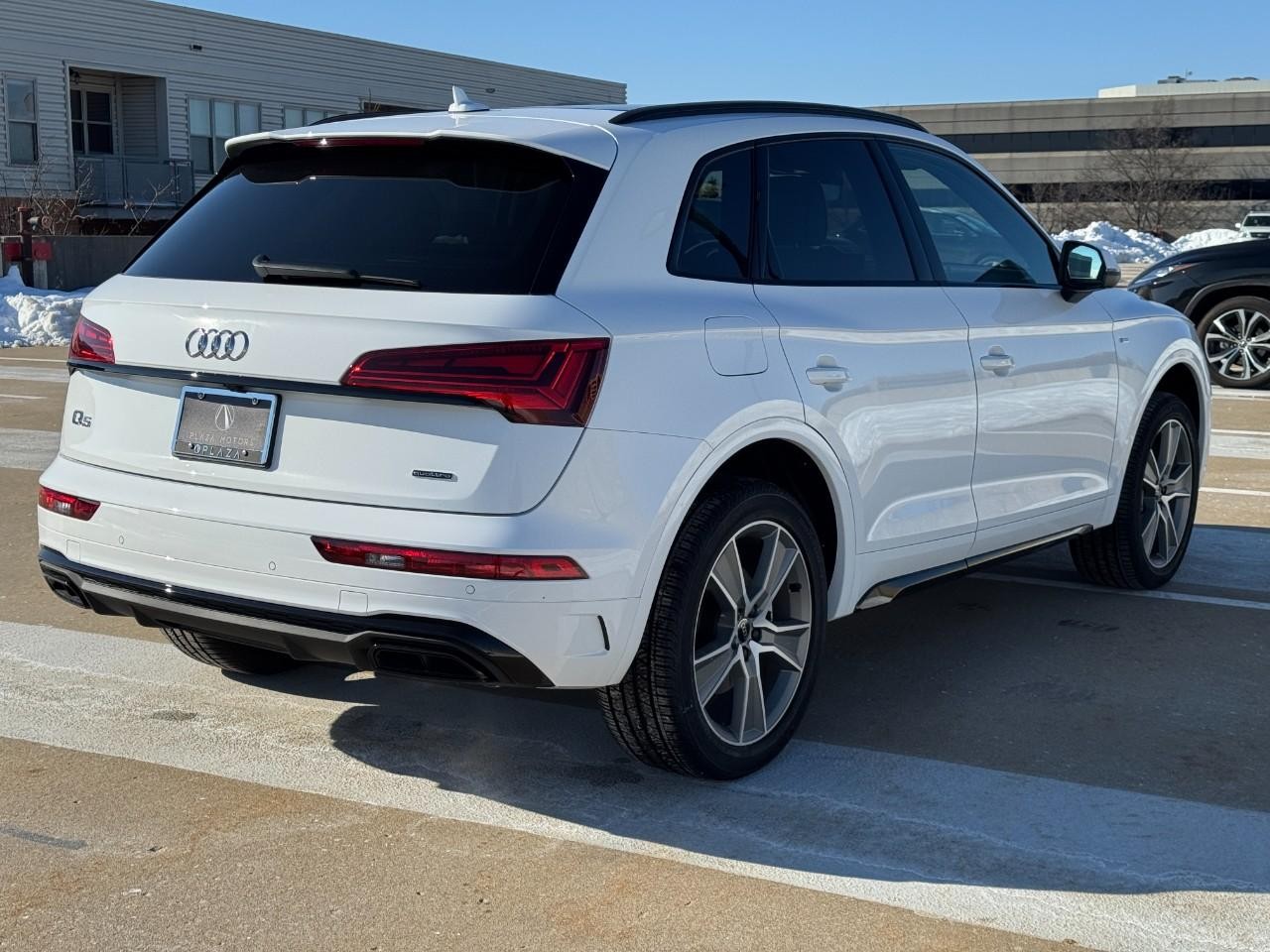 Audi Q5 Vehicle Full-screen Gallery Image 04
