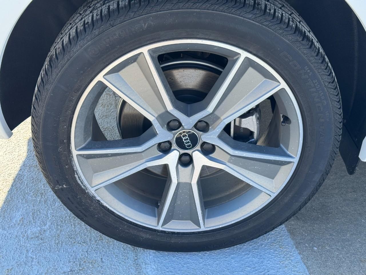 Audi Q5 Vehicle Full-screen Gallery Image 05