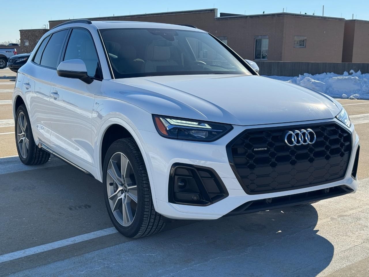 Audi Q5 Vehicle Full-screen Gallery Image 06