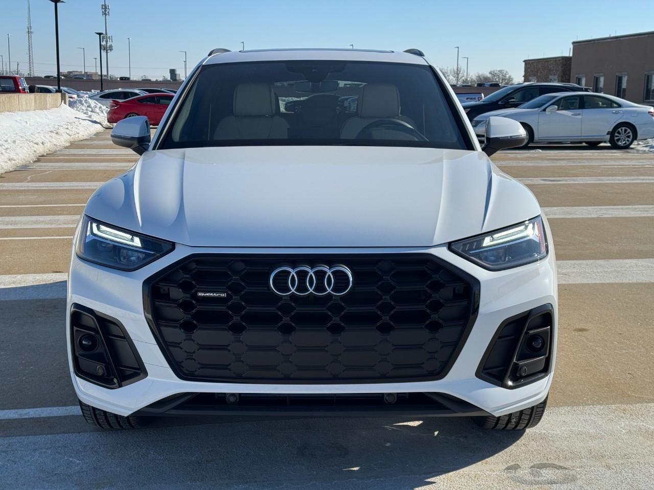 Audi Q5 Vehicle Full-screen Gallery Image 07