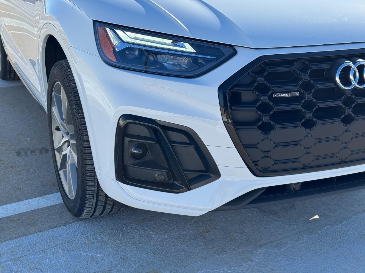 Audi Q5 Vehicle Full-screen Gallery Image 08