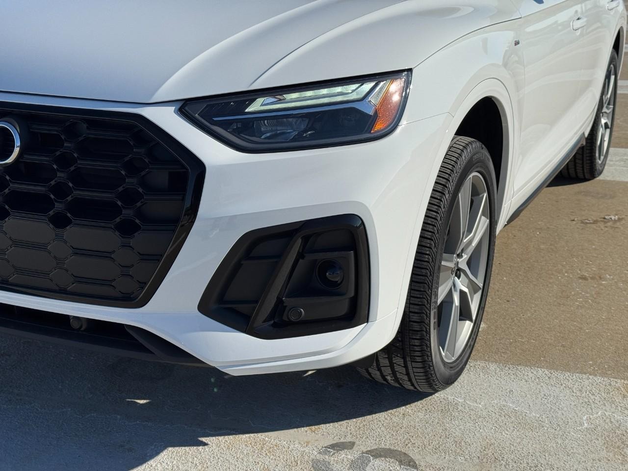 Audi Q5 Vehicle Full-screen Gallery Image 09