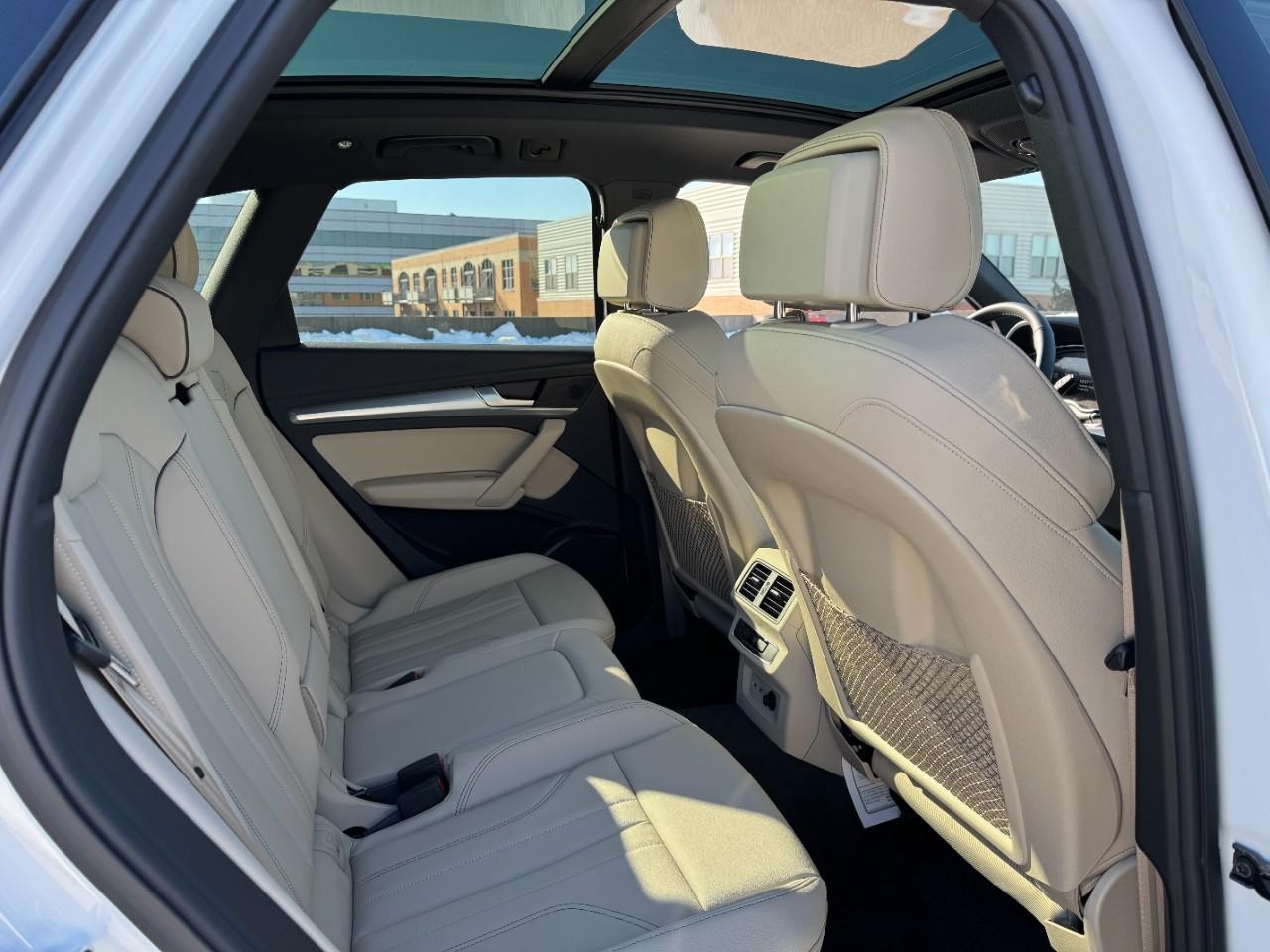 Audi Q5 Vehicle Full-screen Gallery Image 13