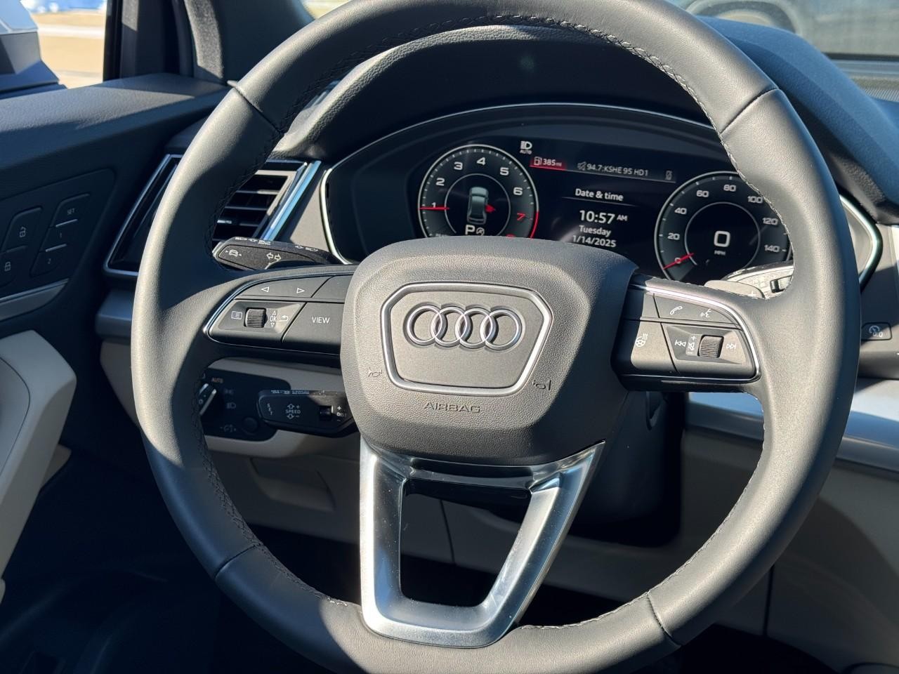 Audi Q5 Vehicle Full-screen Gallery Image 15