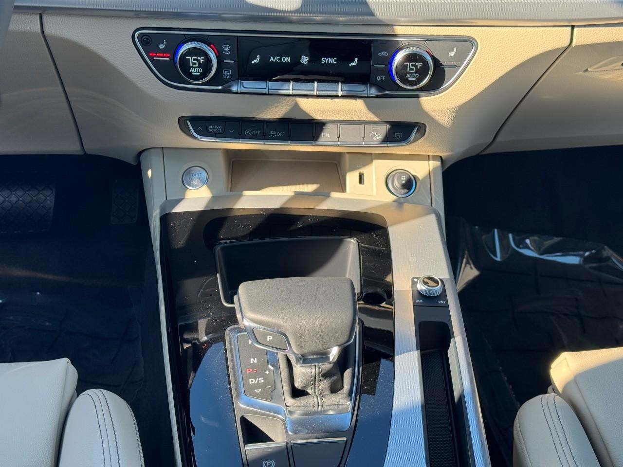 Audi Q5 Vehicle Full-screen Gallery Image 17