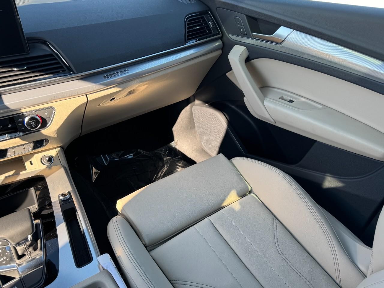 Audi Q5 Vehicle Full-screen Gallery Image 18