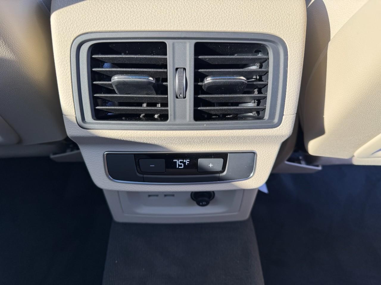 Audi Q5 Vehicle Full-screen Gallery Image 19