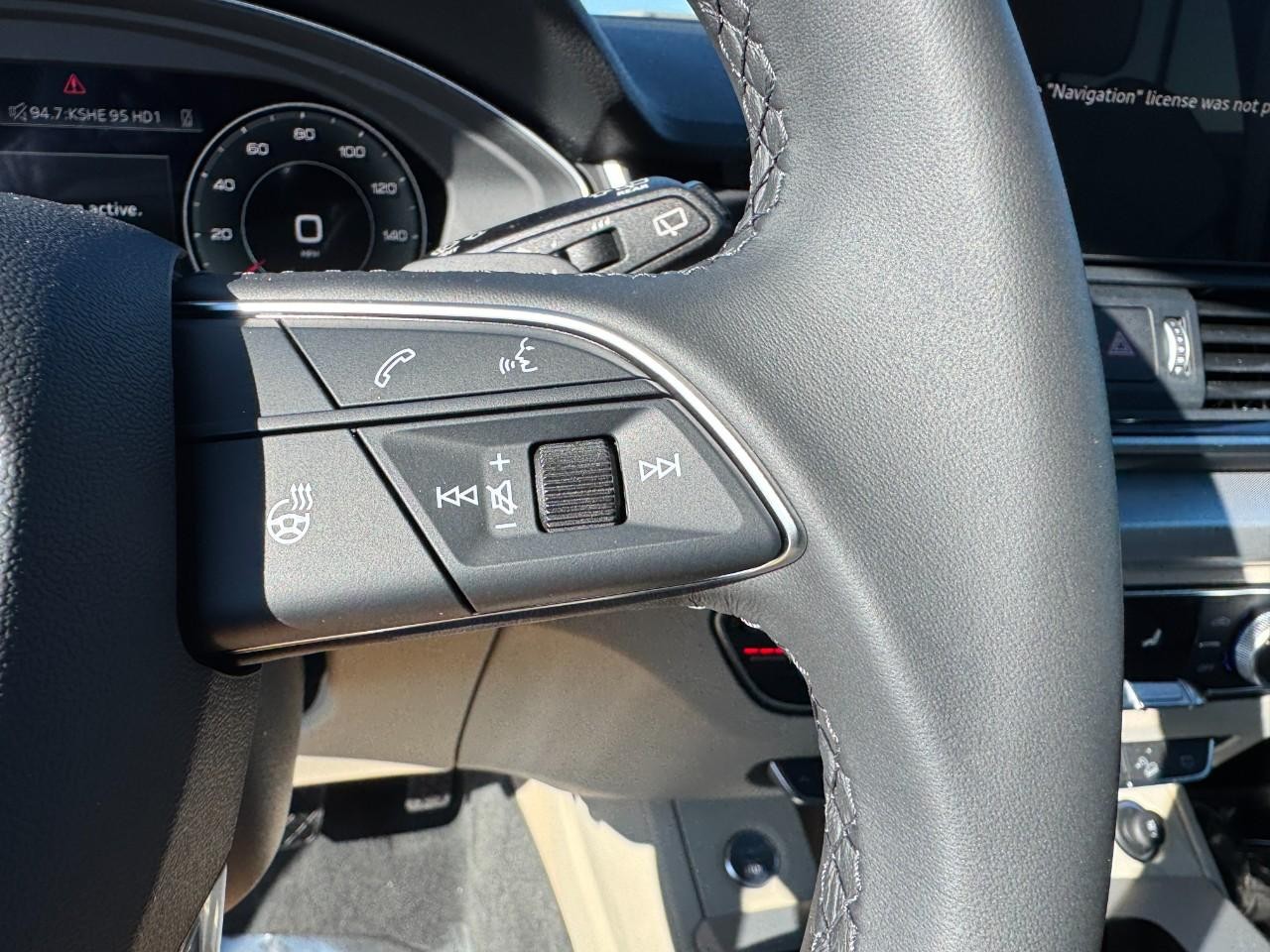 Audi Q5 Vehicle Full-screen Gallery Image 22