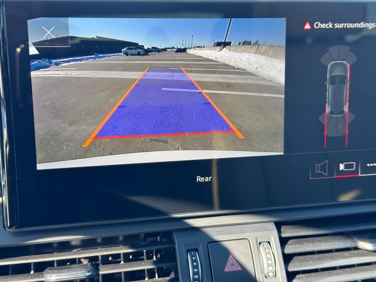 Audi Q5 Vehicle Full-screen Gallery Image 24