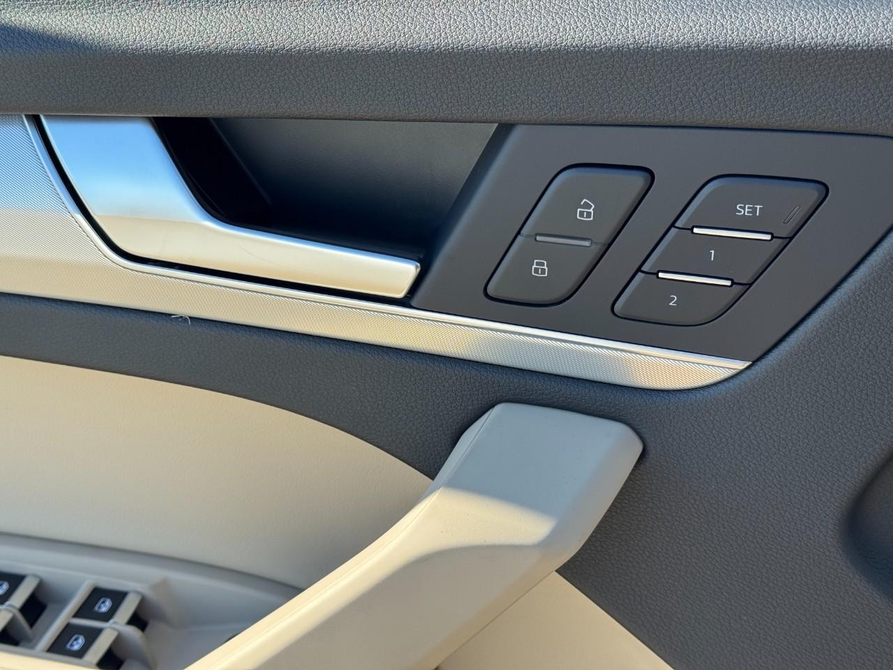 Audi Q5 Vehicle Full-screen Gallery Image 28