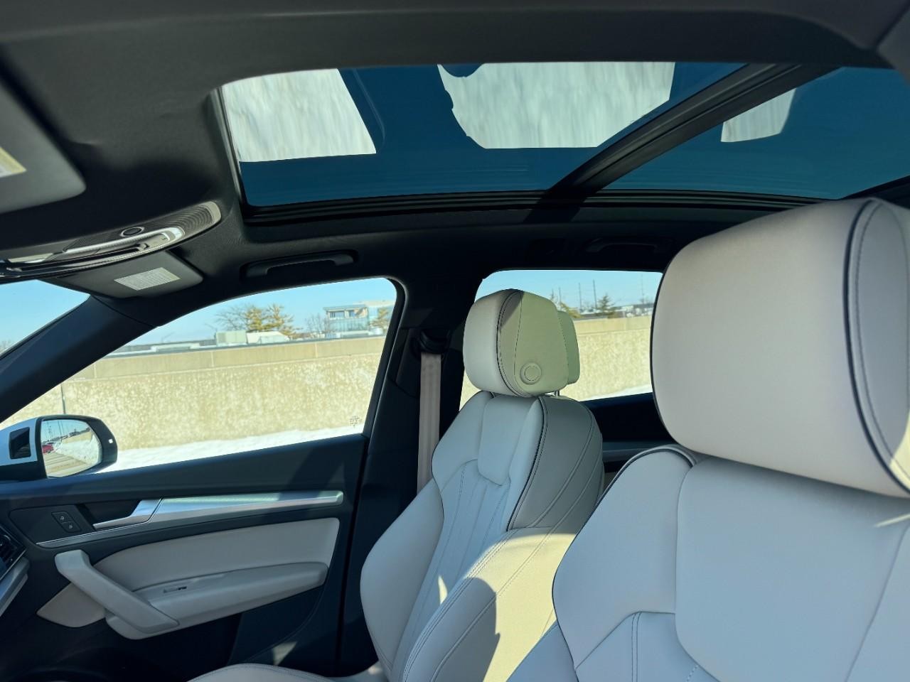 Audi Q5 Vehicle Full-screen Gallery Image 30