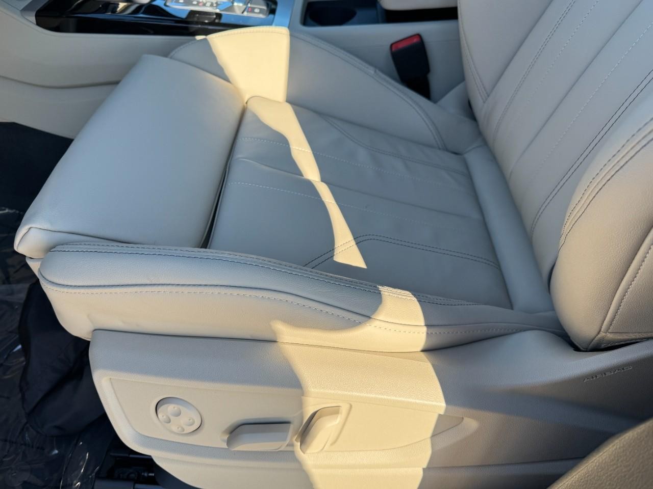 Audi Q5 Vehicle Full-screen Gallery Image 32