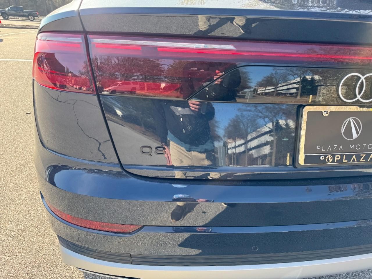 Audi Q8 Vehicle Full-screen Gallery Image 11