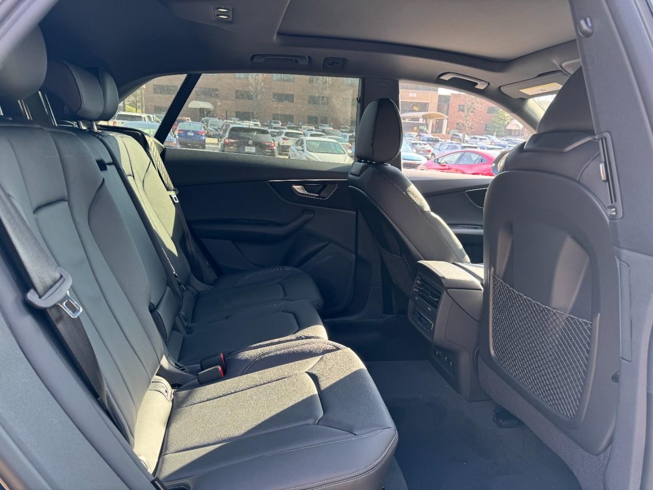 Audi Q8 Vehicle Full-screen Gallery Image 13