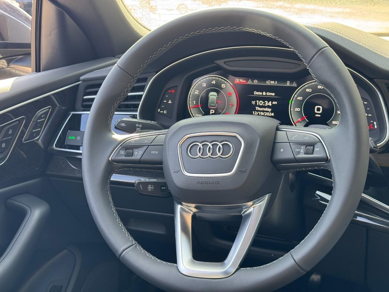 Audi Q8 Vehicle Full-screen Gallery Image 15